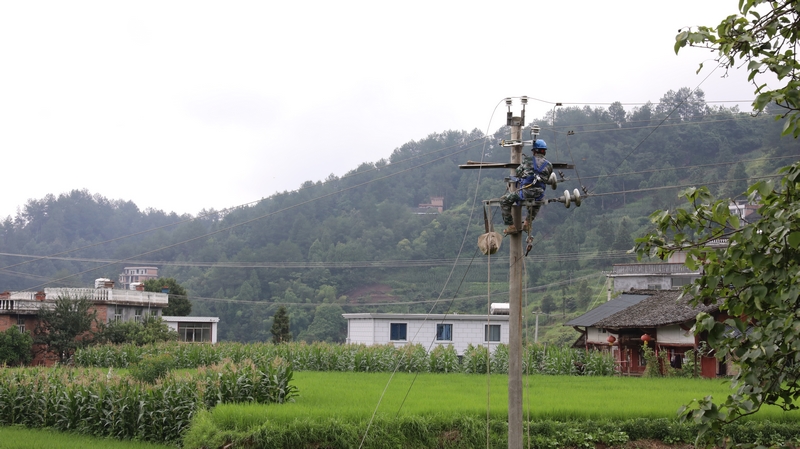 電力工人對受損線路進(jìn)行搶修。稅會靜攝