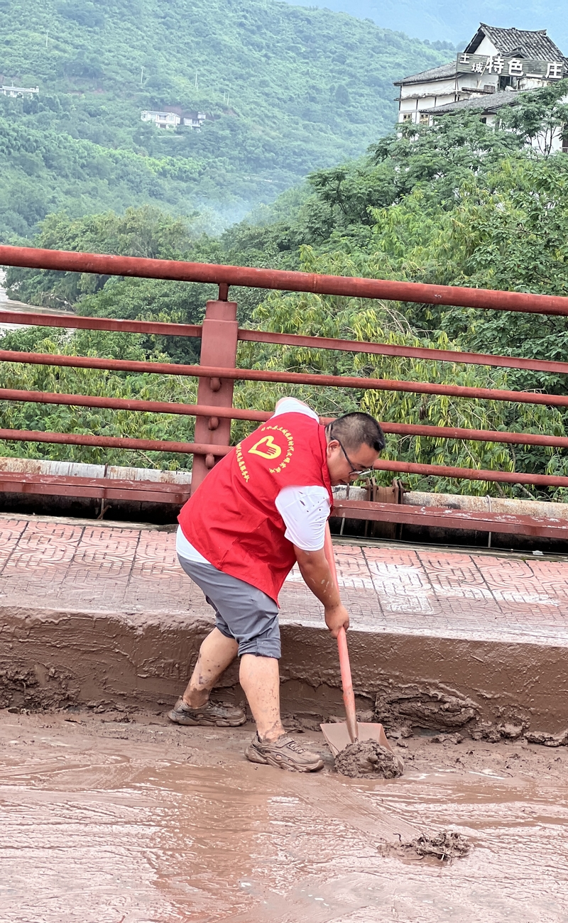 土城鎮(zhèn)黨員干部在范家嘴大橋路面清淤。習(xí)水縣融媒體中心供圖