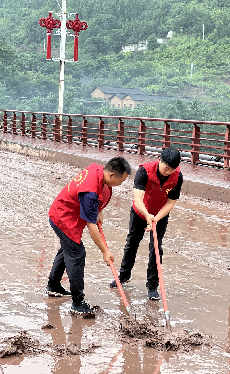土城鎮(zhèn)黨員干部進(jìn)行路面清淤。習(xí)水縣融媒體中心供圖