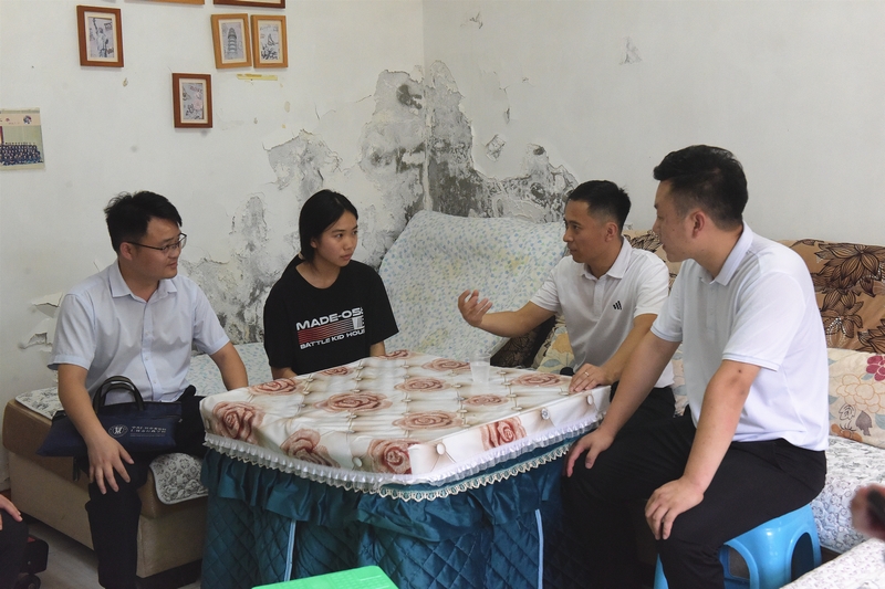 走訪學(xué)生。