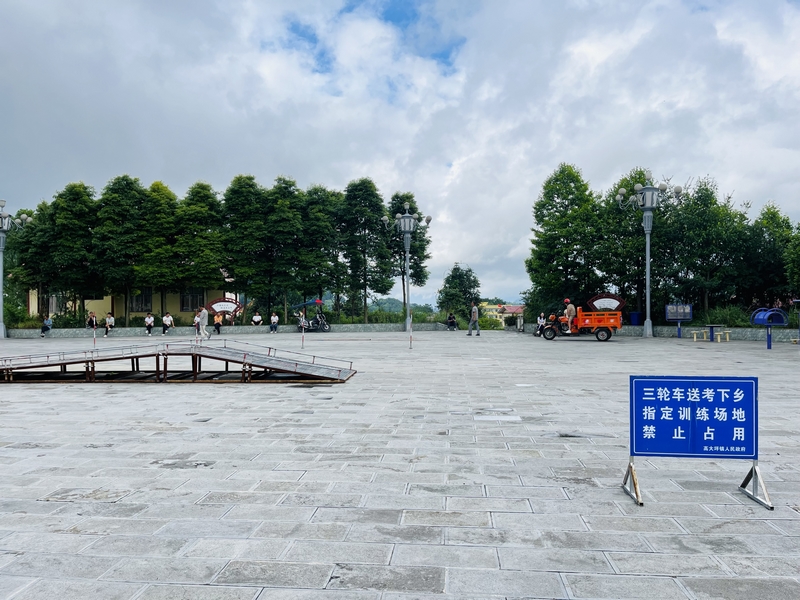 在高大坪鎮(zhèn)“送考下鄉(xiāng)”練車現(xiàn)場(chǎng)，村民們依次排隊(duì)，有序參訓(xùn)。