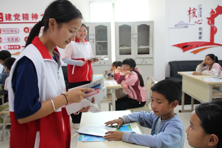 志愿者與青少年普通話“一對(duì)一”輔導(dǎo).JPG