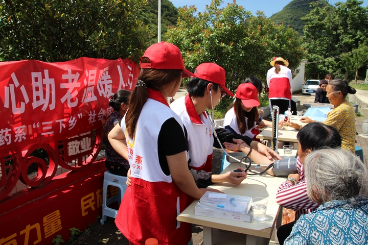 志愿者為老人開展健康檢測(cè)服務(wù).JPG