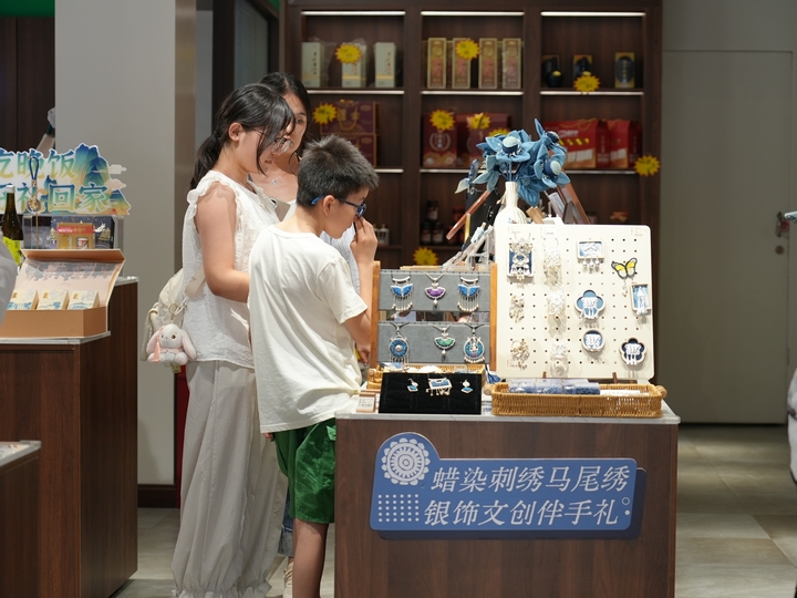 游客在文創(chuàng)產(chǎn)品店選購商品。