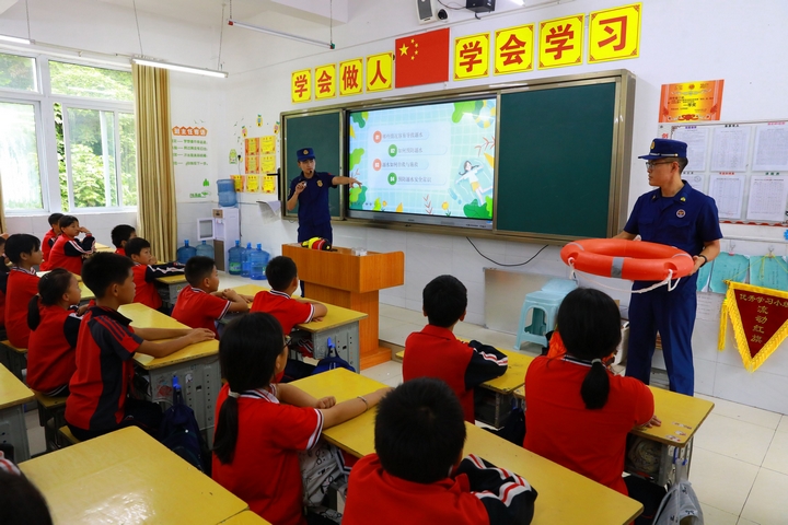 消防員在講解演示如何正確使用救生圈。（謝達(dá)意攝） (1).jpg