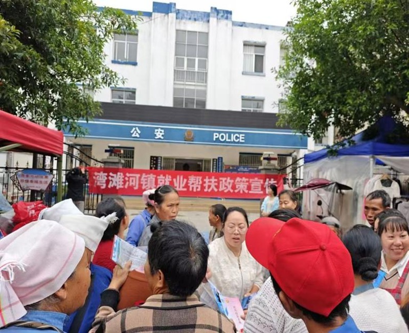 舉辦現(xiàn)場招聘會。