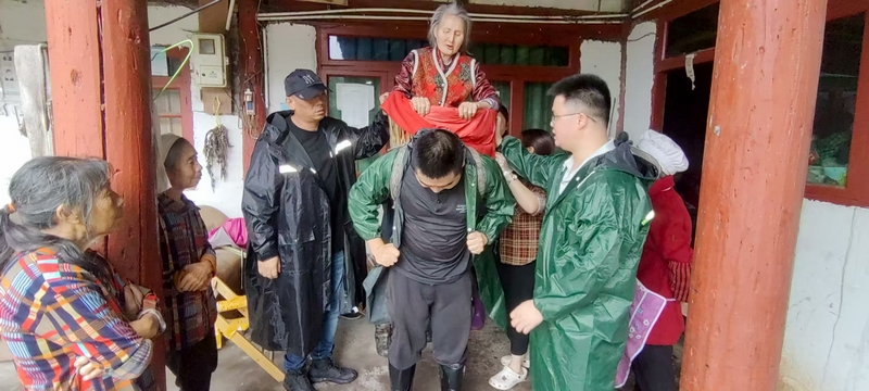 習水縣稅務局“防汛突擊隊”轉移受災群眾。