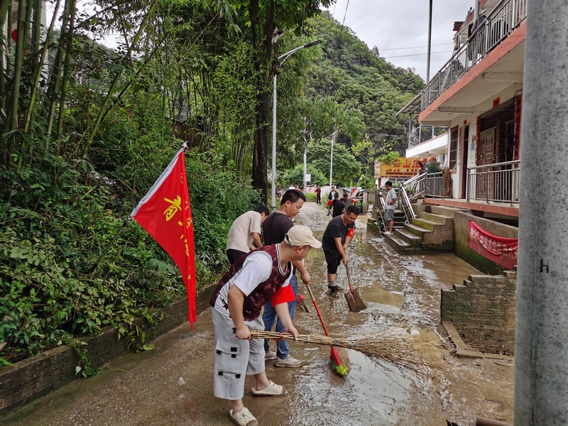 青年突擊隊在抗洪搶險一線。