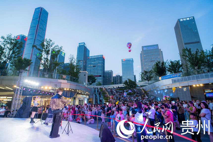 貴陽市觀山湖區(qū)路邊音樂會人氣爆棚。人民網(wǎng) 陽茜攝