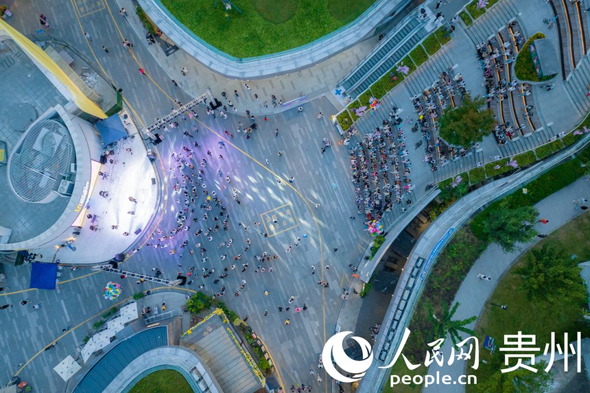 貴陽(yáng)市觀山湖區(qū)路邊音樂(lè)會(huì)人氣爆棚。人民網(wǎng) 陽(yáng)茜攝
