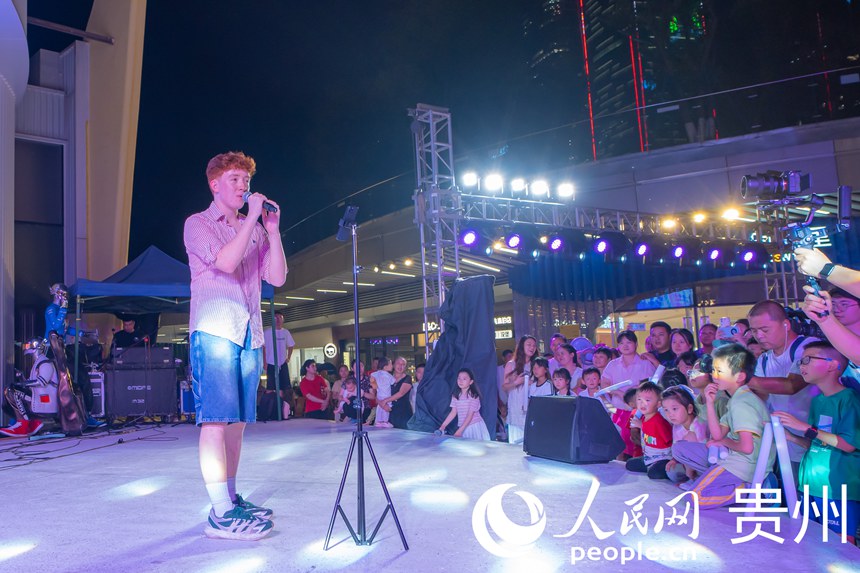 來自歐洲的音樂人登臺互動。人民網(wǎng) 陽茜攝