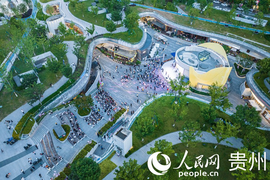 貴陽(yáng)市觀山湖區(qū)路邊音樂會(huì)人氣爆棚。人民網(wǎng) 陽(yáng)茜攝