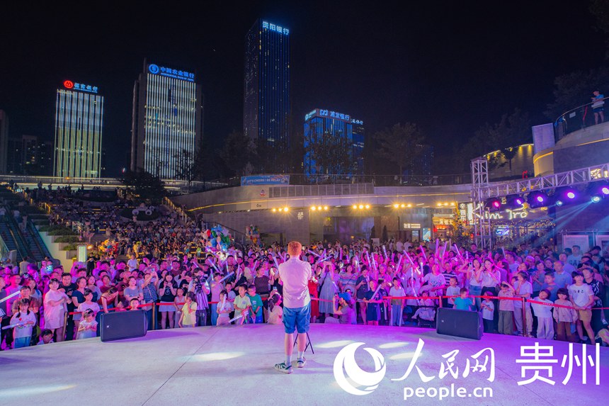 來自歐洲的音樂人登臺互動。人民網(wǎng) 陽茜攝