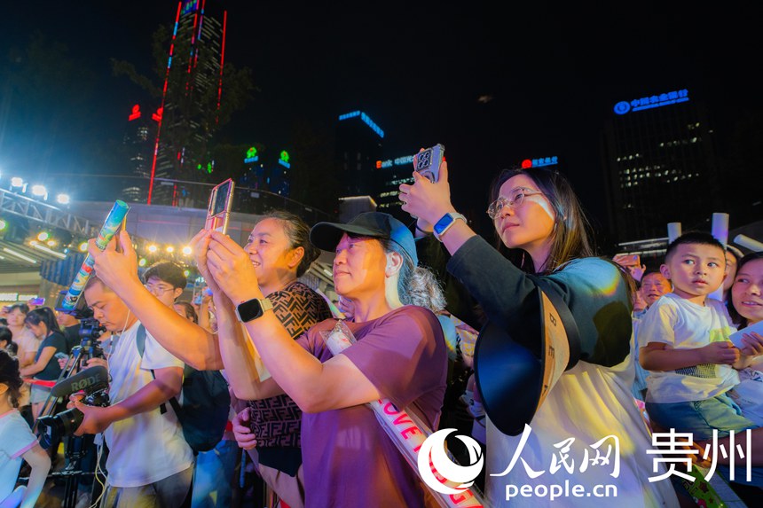 貴陽市觀山湖路邊音樂會(huì)現(xiàn)場(chǎng)氣氛熱烈，觀眾陶醉音樂之中。人民網(wǎng) 陽茜攝