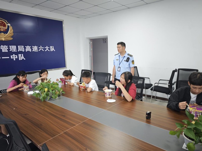 給孩子們提供食物。