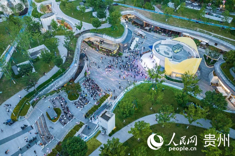 貴陽市觀山湖區(qū)路邊音樂會人氣爆棚。人民網(wǎng) 陽茜攝