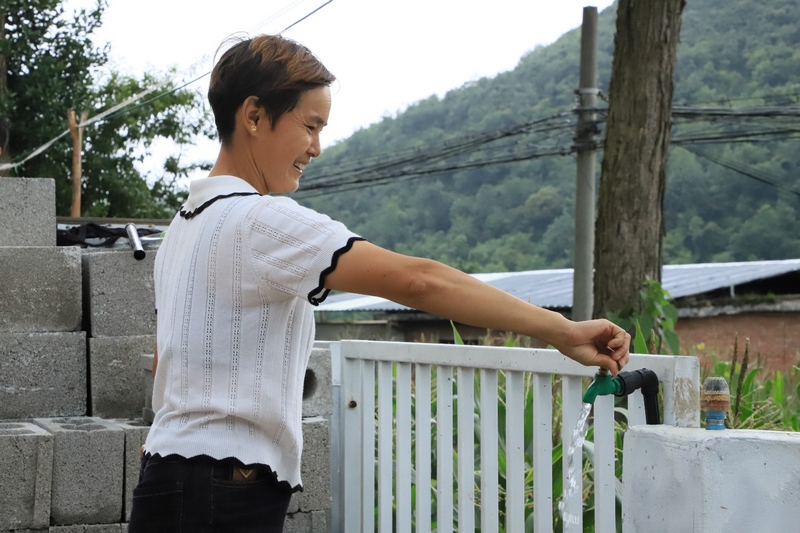 飲水問題解決后村民燦爛的笑容。
