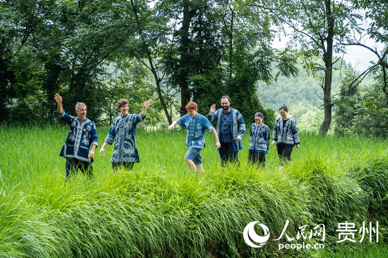 歐洲音樂(lè)家換上扎染民族服飾，漫步鄉(xiāng)野稻田。人民網(wǎng) 陽(yáng)茜攝