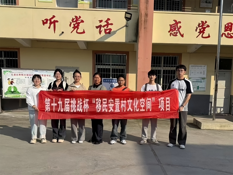 “文化種子”團隊在貴陽市花溪區(qū)羅依新寨調(diào)研。