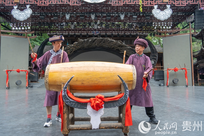 英國(guó)籍打擊樂(lè)手與貴州民間藝人用苗族木鼓合奏。人民網(wǎng) 陽(yáng)茜攝.jpg