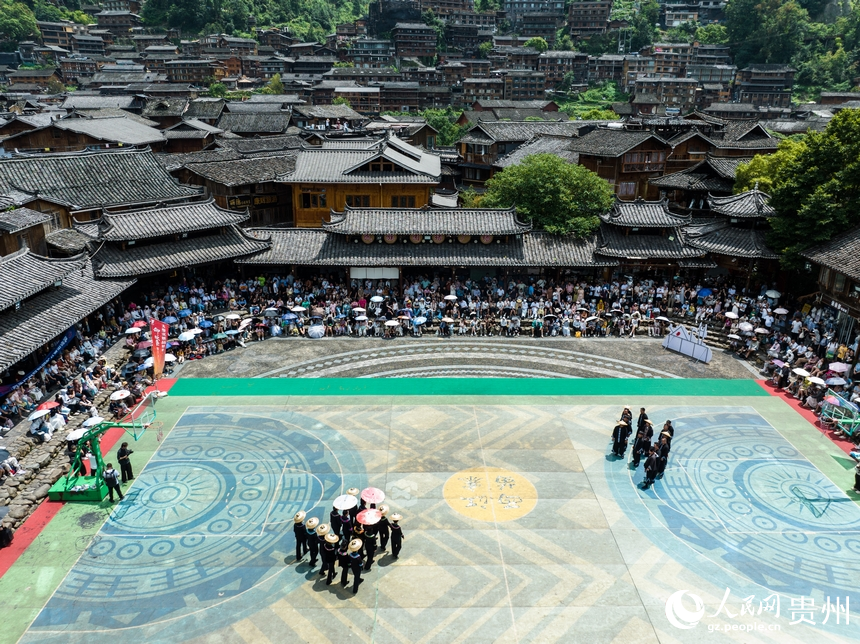 西江千戶苗寨迎來旅游熱。人民網(wǎng) 陽茜攝