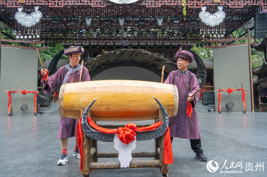 歐洲音樂人與當(dāng)?shù)匾魳啡诉M(jìn)行音樂交流。人民網(wǎng) 陽茜攝