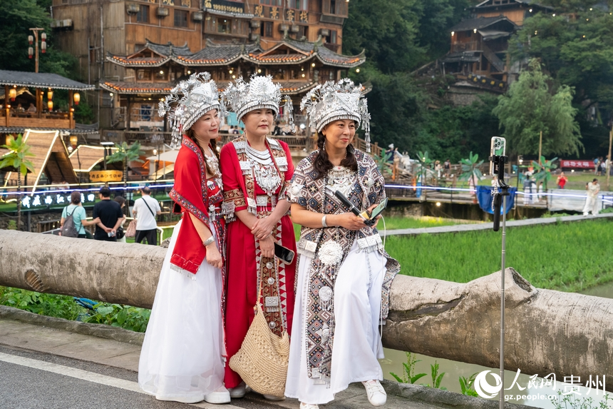 西江千戶苗寨迎來(lái)旅游熱。人民網(wǎng) 陽(yáng)茜攝