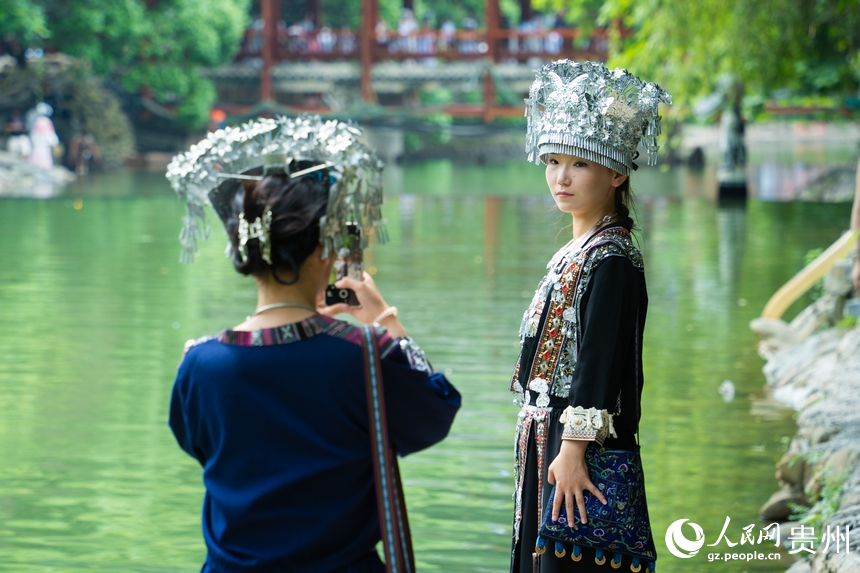 西江千戶苗寨迎來旅游熱。人民網(wǎng) 陽茜攝