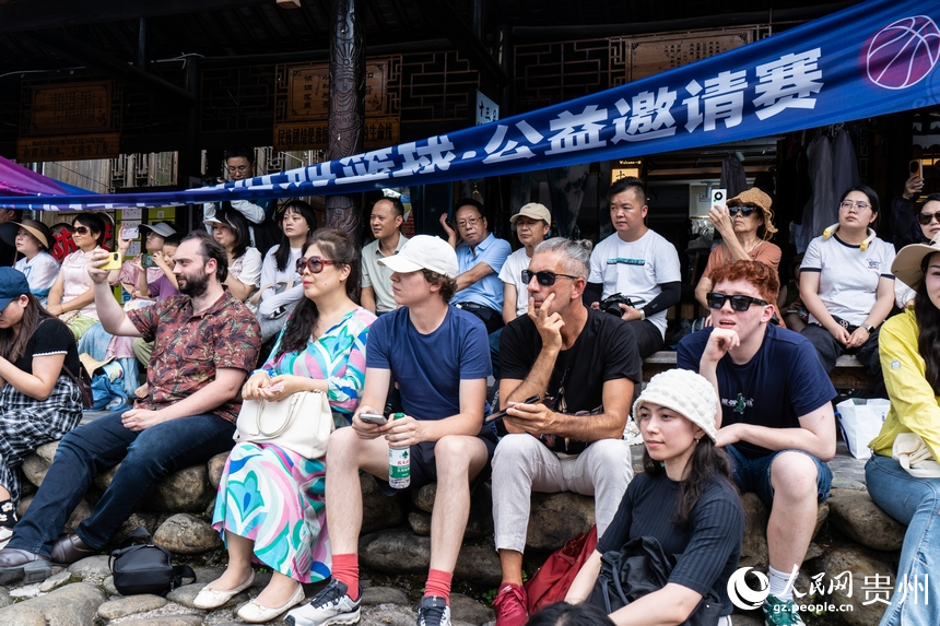 “山海無(wú)界，樂傳全球”歐洲音樂人貴州行走進(jìn)西江千戶苗寨。人民網(wǎng) 陽(yáng)茜攝