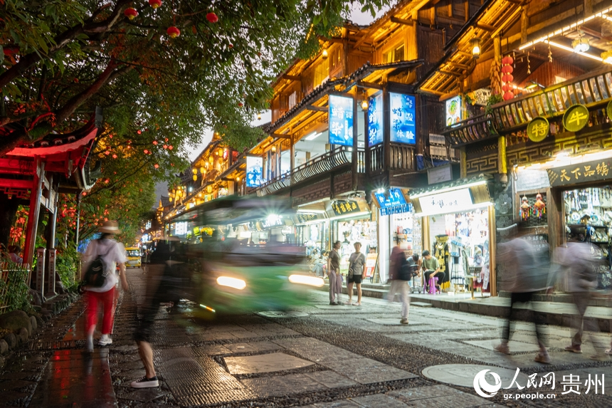 夜幕下的西江千戶(hù)苗寨。人民網(wǎng) 陽(yáng)茜攝
