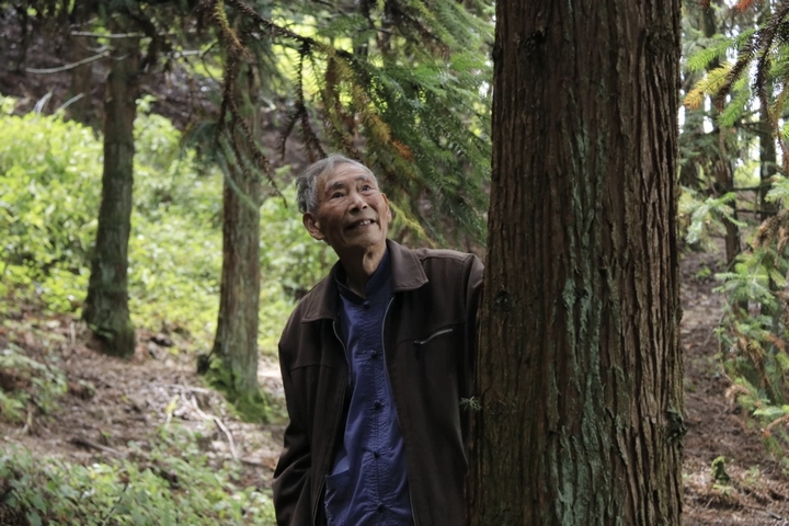 魏發(fā)府用一生守護(hù)綠水青山。.jpg