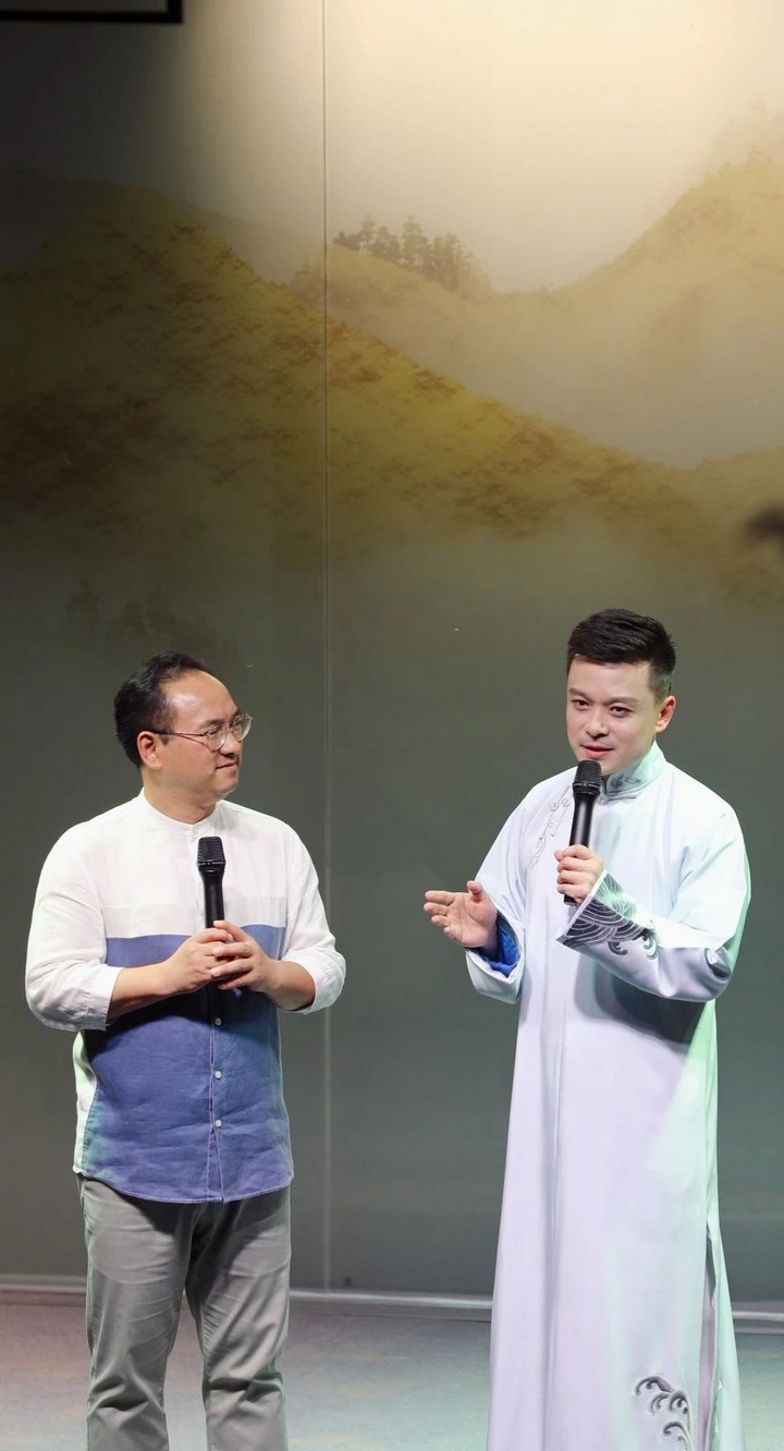 鐘振亞（左一）受邀作分享。.jpg