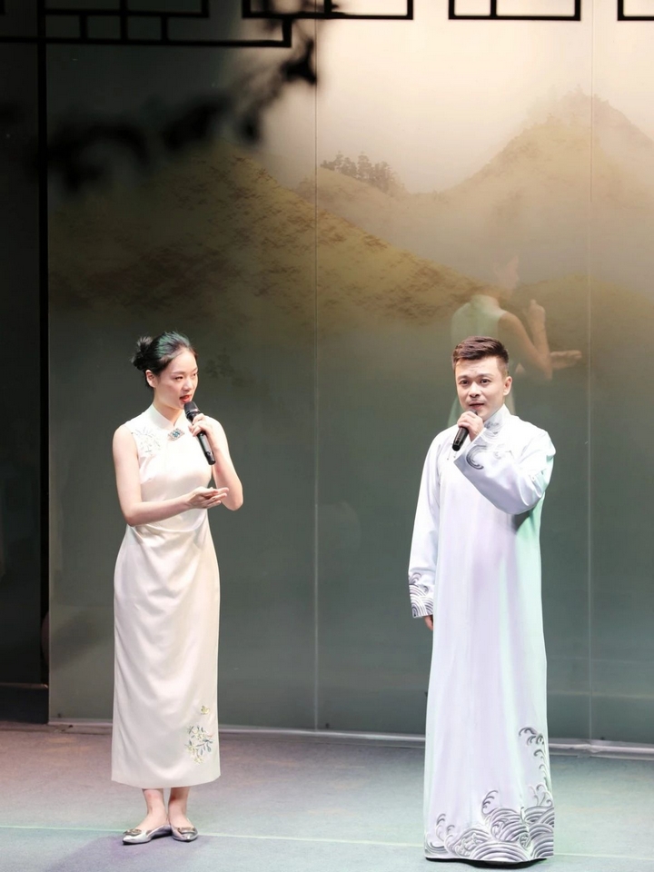 馮冠博與李冉聯(lián)袂對(duì)唱《武家坡》。.jpg