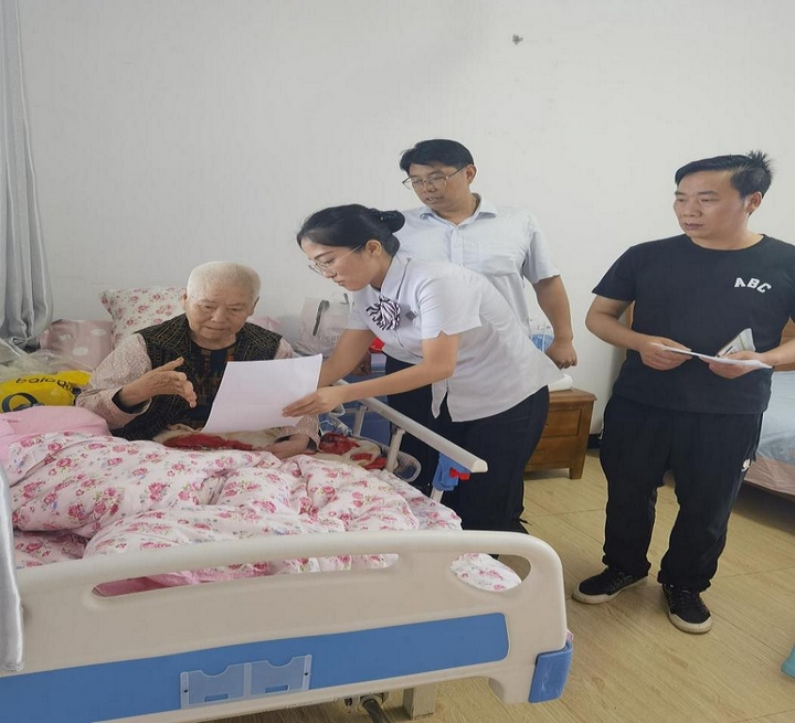 遵義農(nóng)商銀行工作人員到醫(yī)院為生病老人辦理業(yè)務(wù) 。.jpg