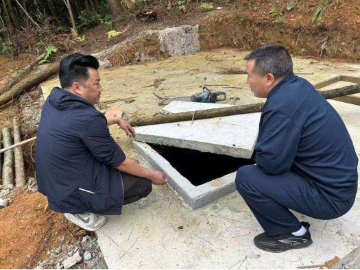 米坪鄉(xiāng)察看水池.png