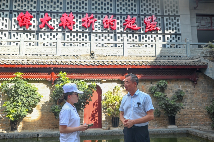 張中俞接受同學(xué)們的提問(wèn)。.jpg