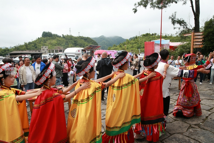 相約火紅未來！六盤水市水城區(qū)7月18日開啟2025年“火把季”盛宴。