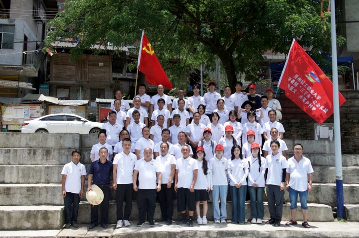 學(xué)生團隊與巫溜村黨支部黨員.jpg