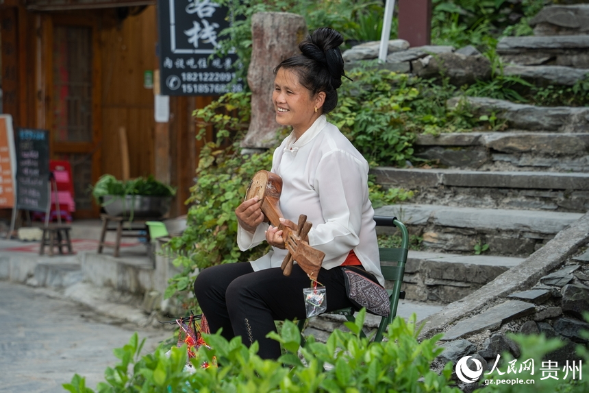 當(dāng)?shù)卮迕袷殖謽菲饕鞒褡甯枨?。人民網(wǎng) 陽茜攝