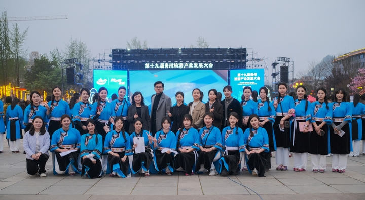 領(lǐng)導、老師與安職志愿者合影。.jpg