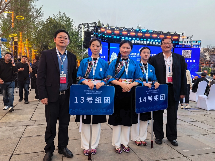 學院黨委書記許志（右一），黨委副書記、院長李昕昌（左一）看望師生志愿者。.jpg