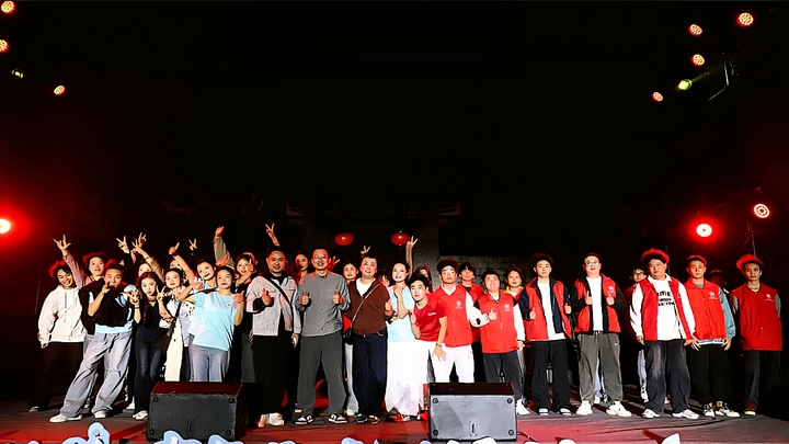 演出結(jié)束帶隊老師與青年志愿者在舞臺合影。.jpg