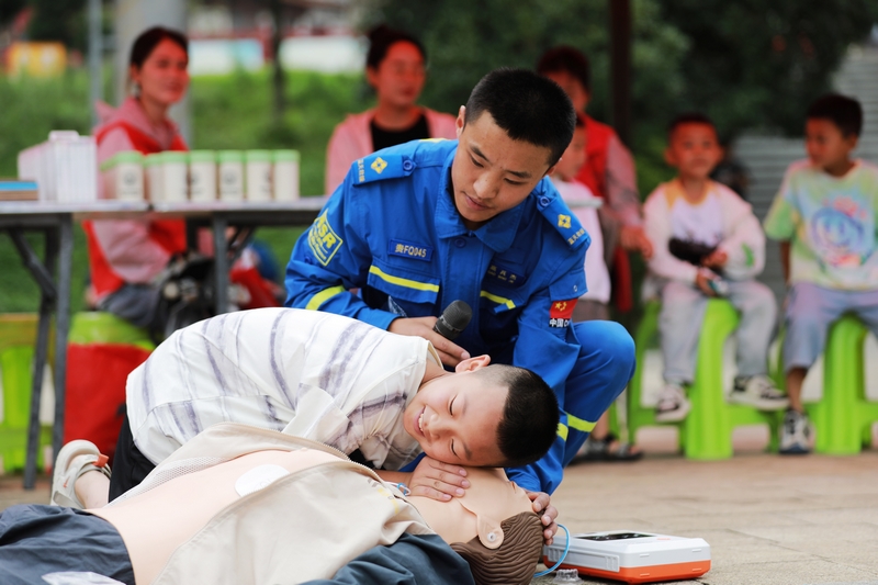 2025年7月11日，在貴州省黔西市錦繡街道錦繡社區(qū)，水域救援專業(yè)人員在對(duì)社區(qū)青少年兒童及家長(zhǎng)開(kāi)展心肺復(fù)蘇演練。