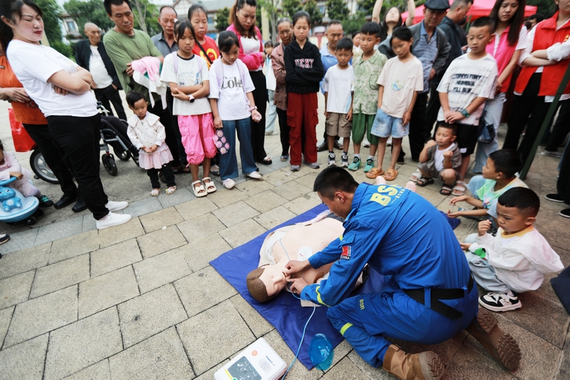 2025年7月11日，在貴州省黔西市錦繡街道錦繡社區(qū)，水域救援專業(yè)人員在對(duì)社區(qū)青少年兒童及家長開展心肺復(fù)蘇演練。
