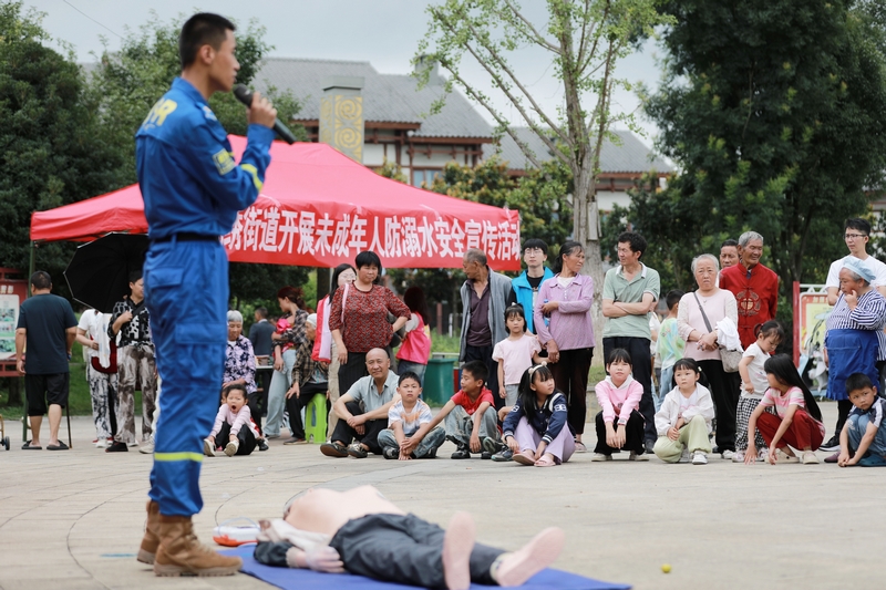 2025年7月11日，在貴州省黔西市錦繡街道錦繡社區(qū)，水域救援專業(yè)人員在對社區(qū)青少年兒童及家長開展心肺復(fù)蘇演練。