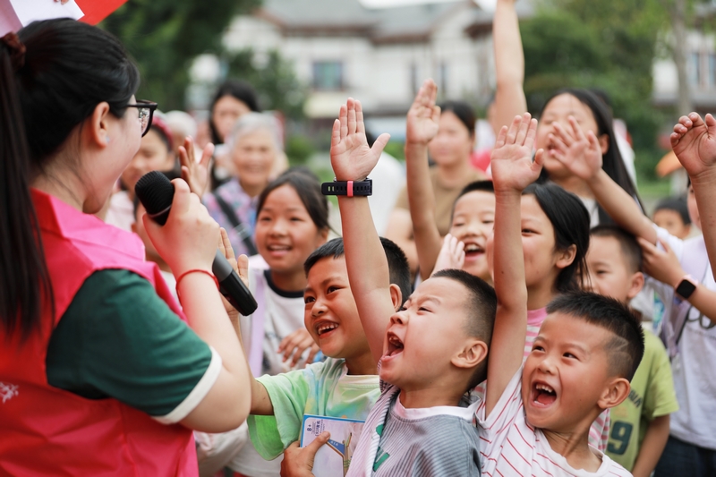 2025年7月11日，在貴州省黔西市錦繡街道錦繡社區(qū)，志愿者在對(duì)社區(qū)青少年兒童（小學(xué)、初中生為主）、家長(zhǎng)及監(jiān)護(hù)人、社區(qū)居民進(jìn)行防溺水宣傳。