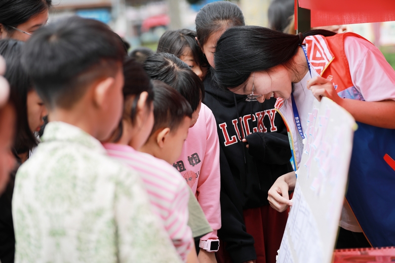 2025年7月11日，在貴州省黔西市錦繡街道錦繡社區(qū)，志愿者在對(duì)社區(qū)青少年兒童（小學(xué)、初中生為主）、家長(zhǎng)及監(jiān)護(hù)人、社區(qū)居民進(jìn)行防溺水宣傳。