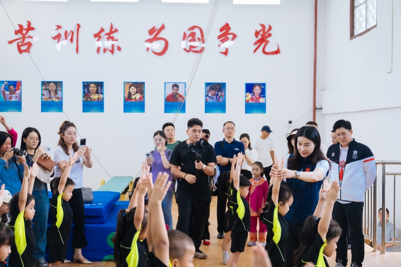 在黔南州聯(lián)合體校三都跳水基地，郭晶晶對(duì)孩子們進(jìn)行指導(dǎo)。貴州省體育局供圖.jpg