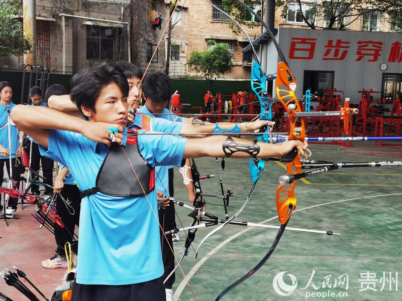 在貴陽(yáng)市體育中學(xué)，同學(xué)們正在練習(xí)射箭。人民網(wǎng)記者 王秀芳攝.jpg