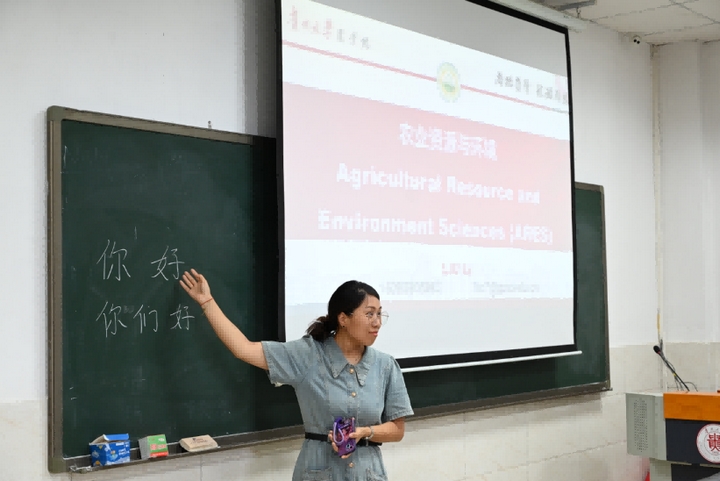 系主任劉麗老師為學(xué)生們做專業(yè)介紹。